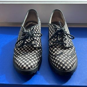 Michael Michael Kors women’s houndstooth Oxford shoes. Size 6.5